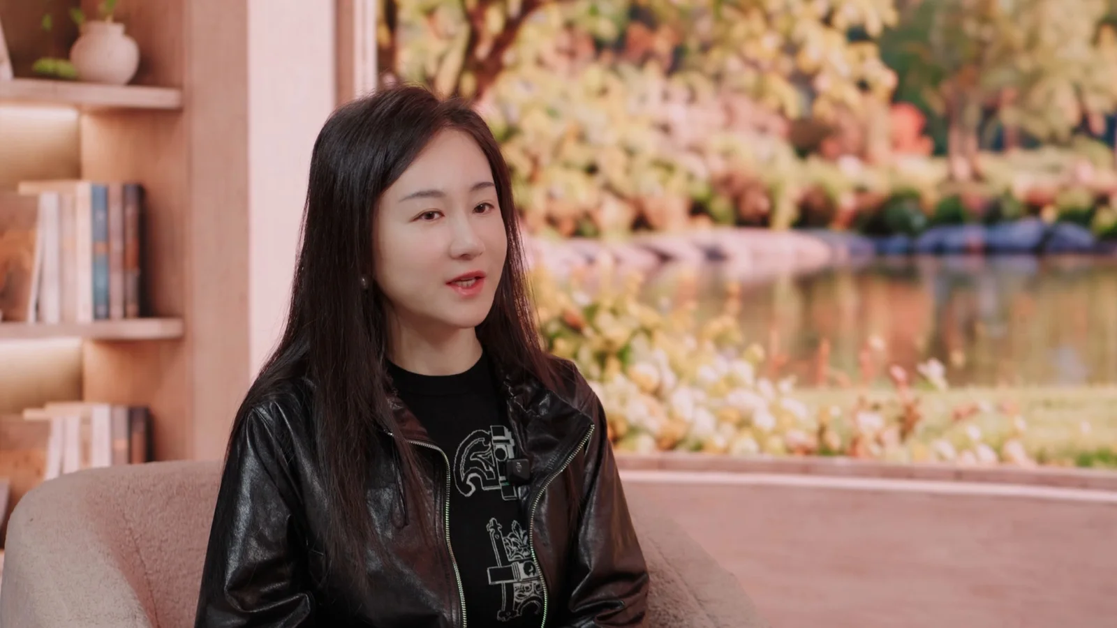 主持人余佩珊 Sarah Yu 在李贺书专访中