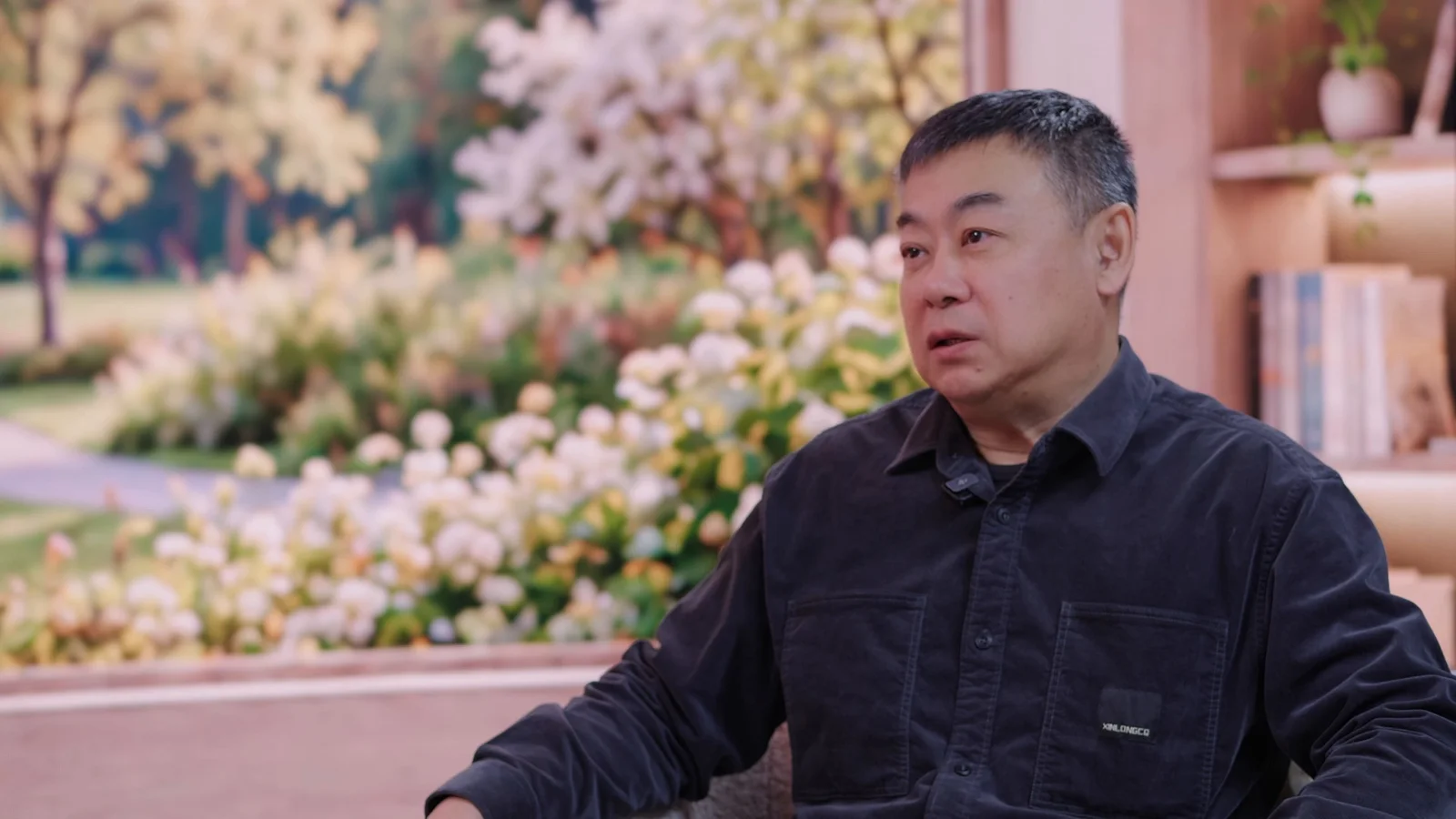 李贺书在聚焦传媒演播室接受《创始人》专访，谈自己的求学与研究经历