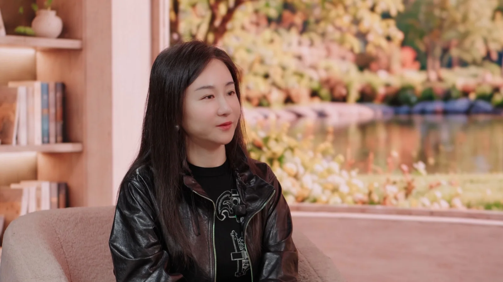 主持人余佩珊 Sarah Yu 在石精华专访中