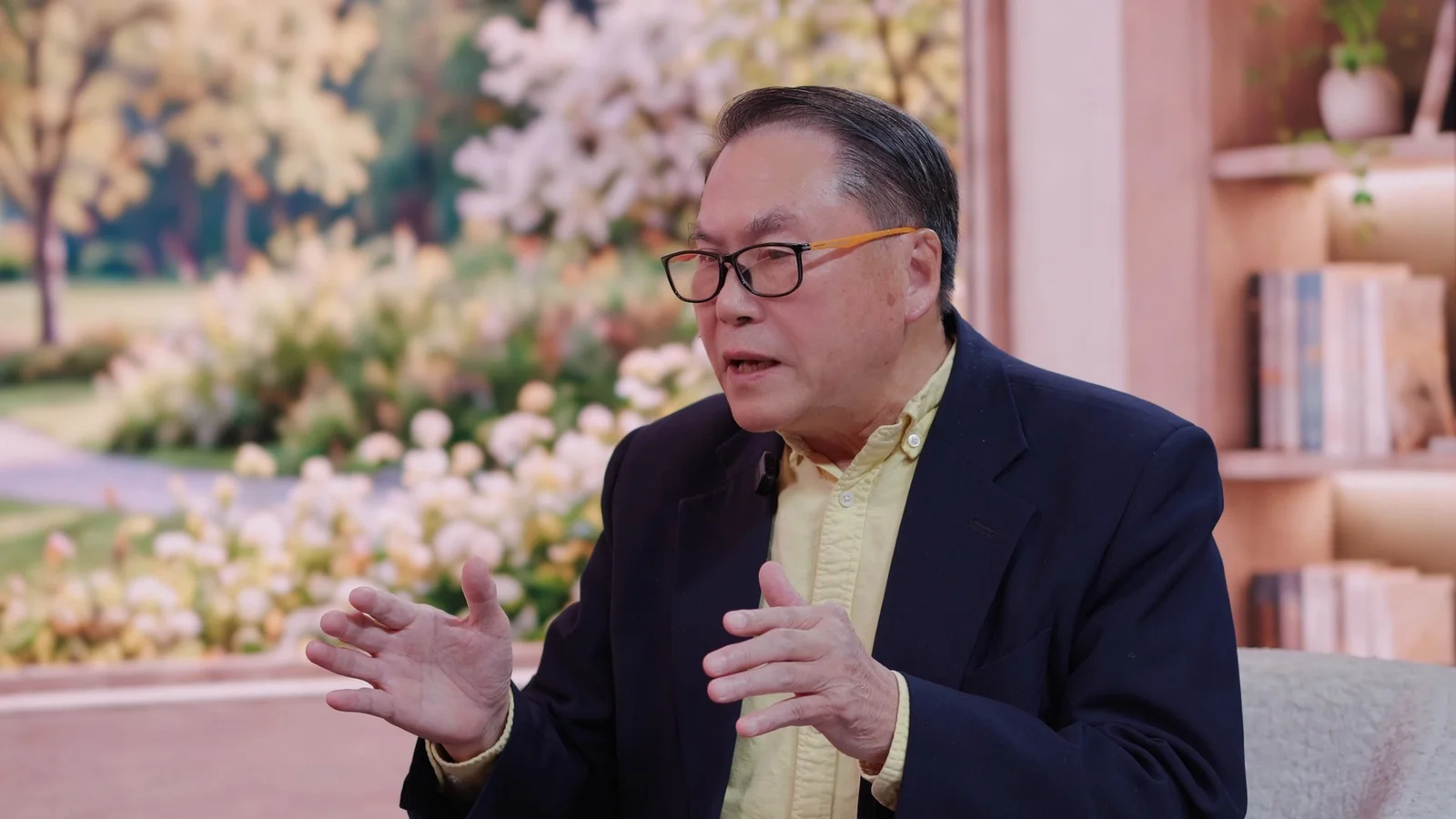 石精华比着手势解释中医为什么讲“调理”